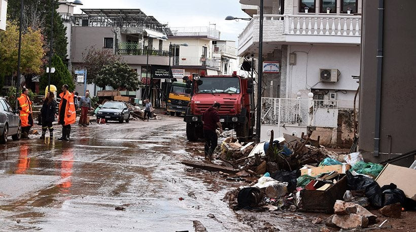 Χάος στη Μάνδρα: Ψάχνουν ακόμα δύο αγνοούμενους – Προσπαθούν να σώσουν από το πλιάτσικο ό,τι τους απέμεινε